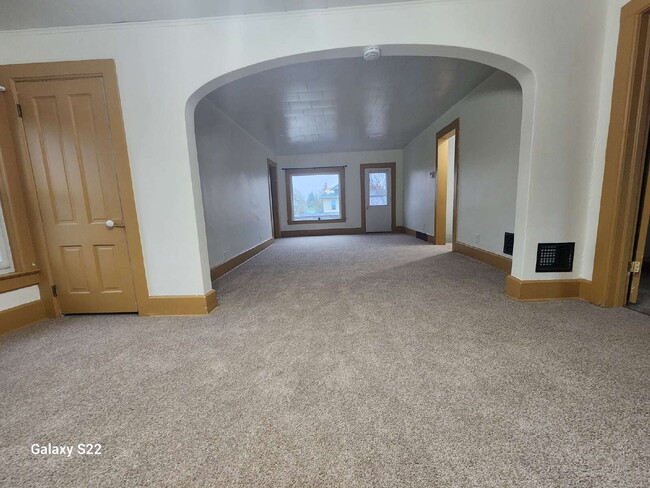 Building Photo - Upper Unit 3 bedrooms & shared garage