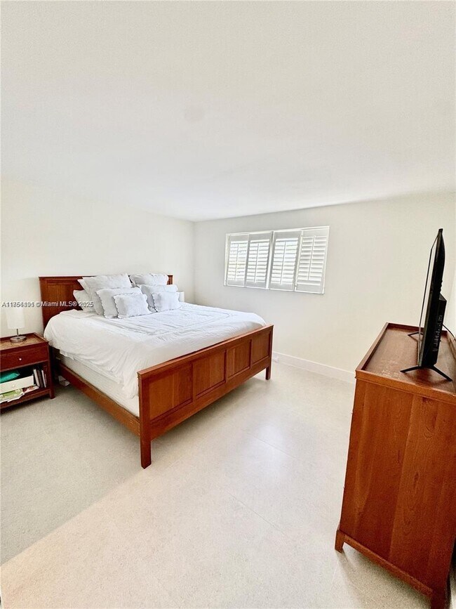 Building Photo - 555 Crandon Blvd