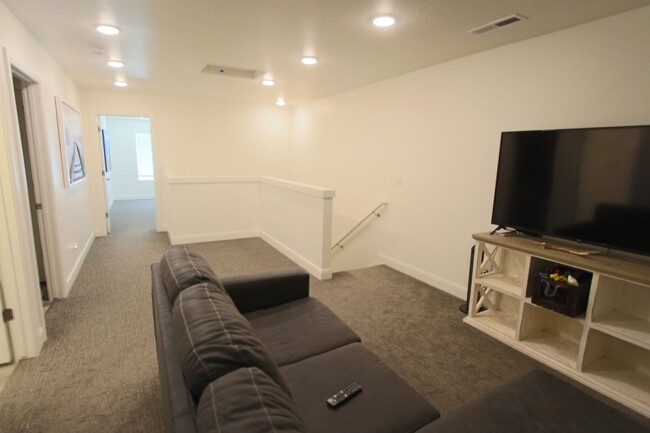 Building Photo - DESERT COLOR 3 Bed 2.5 Bath