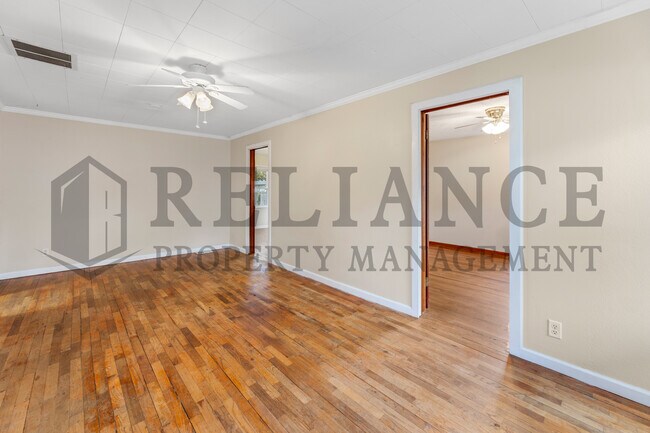 Building Photo - 612 N Custer St