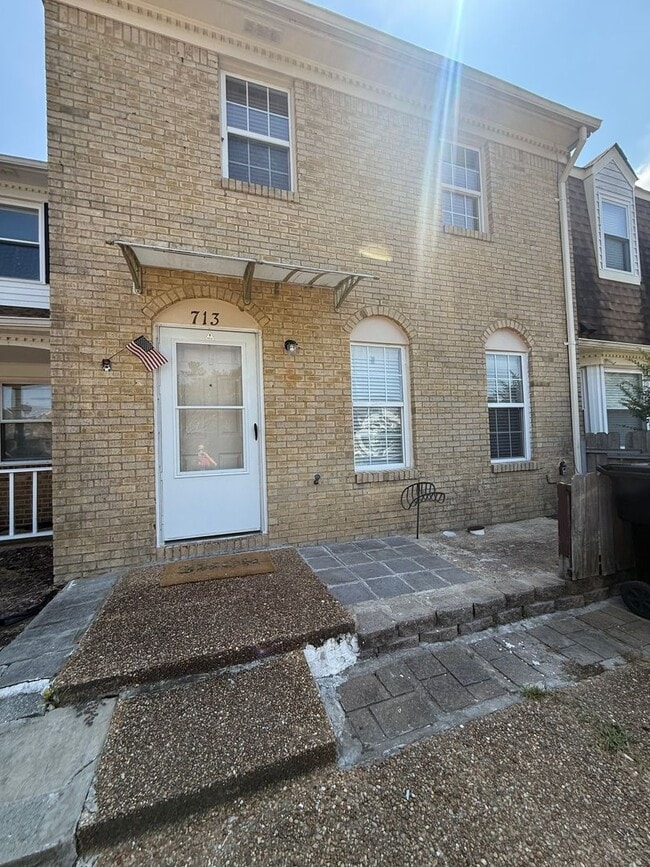 Building Photo - Beautiful 3-Bedroom, 2.5-Bathroom Townhous...