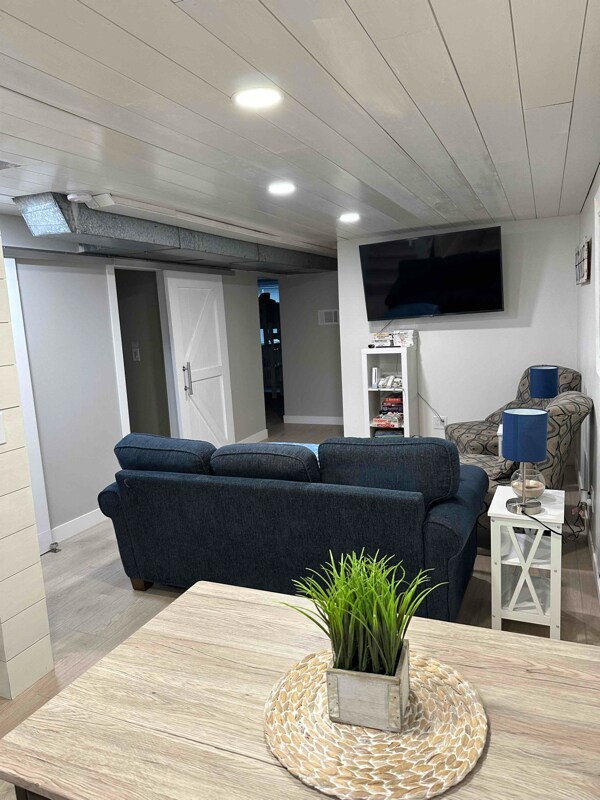 Building Photo - 2245 Lakeshore Dr