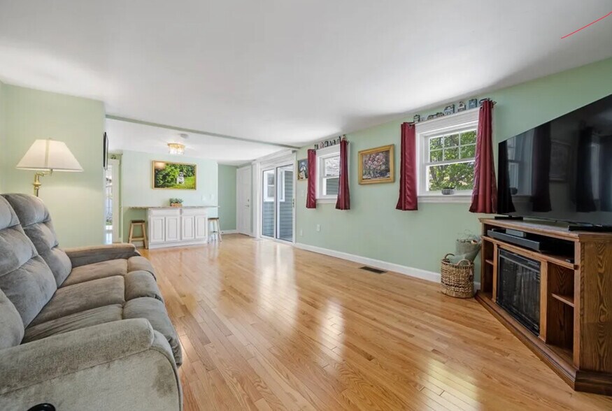 Main living room - 10 Fontaine St