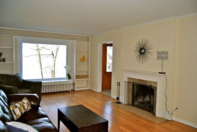 Building Photo - 1215 Farwell Dr