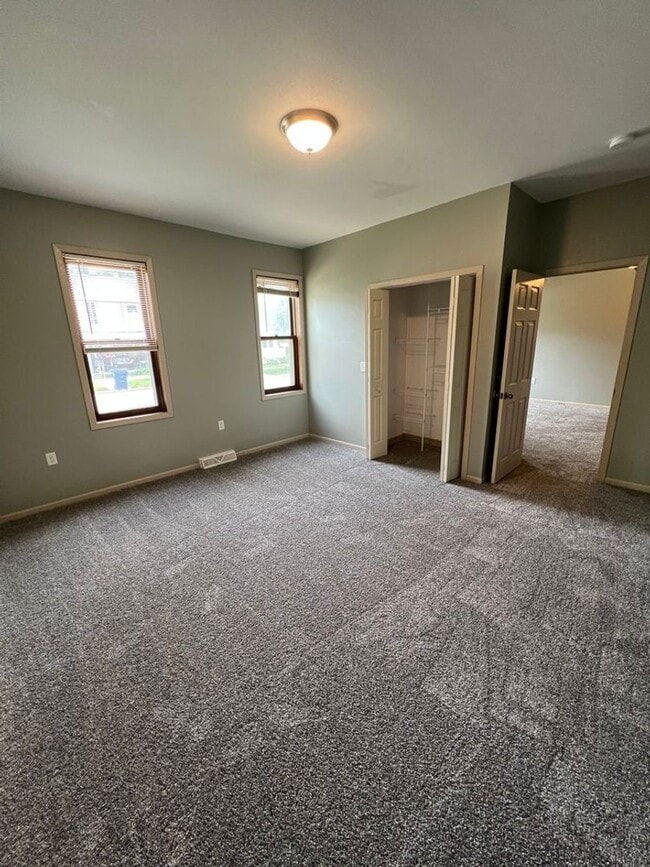 Building Photo - 812 Chicago Ave