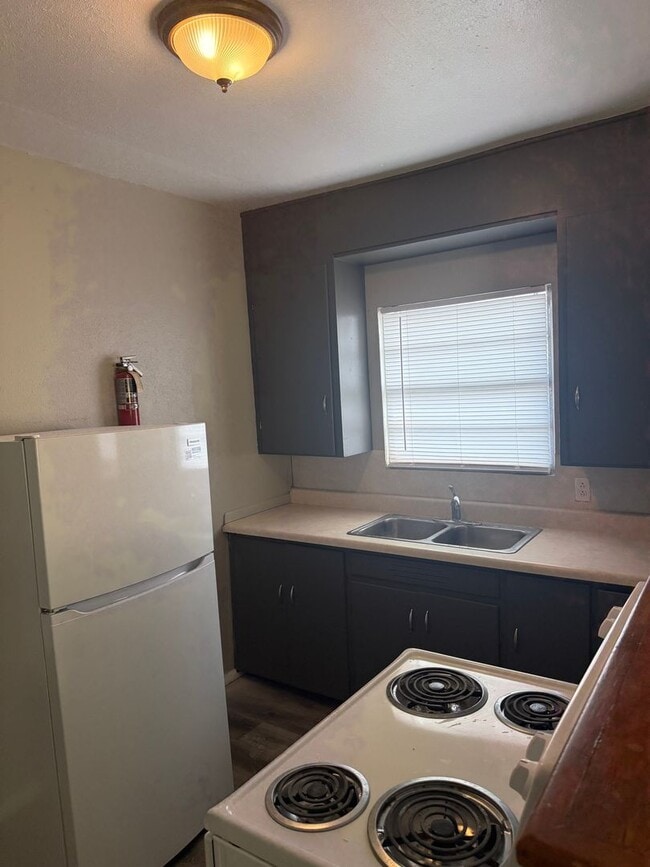 Building Photo - Super Cute & Clean!
