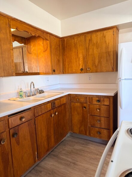 Building Photo - 539 W Crest Dr
