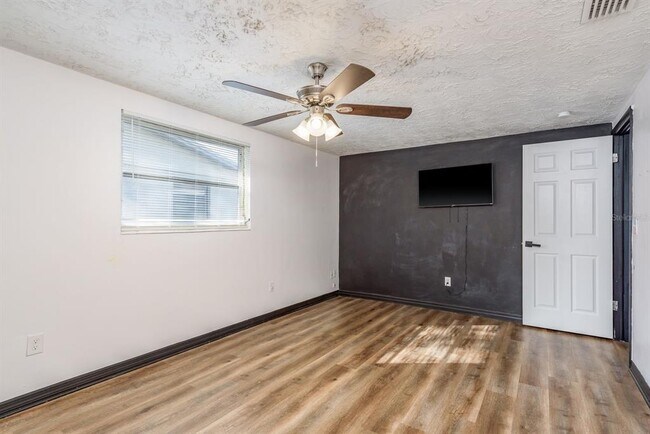 Building Photo - 3332 Chauncy Rd