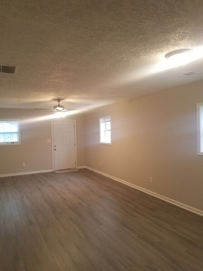 Building Photo - 2 Bed 1.5 Bath in Atlanta!