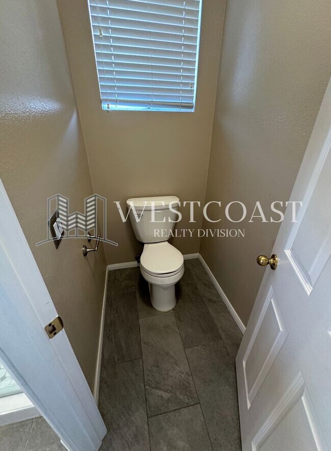 Building Photo - Bright & Spacious 4-Bed Townhome in Prime ...