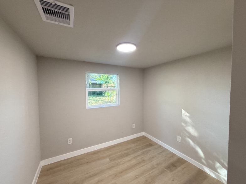 Building Photo - 2209 Gano St