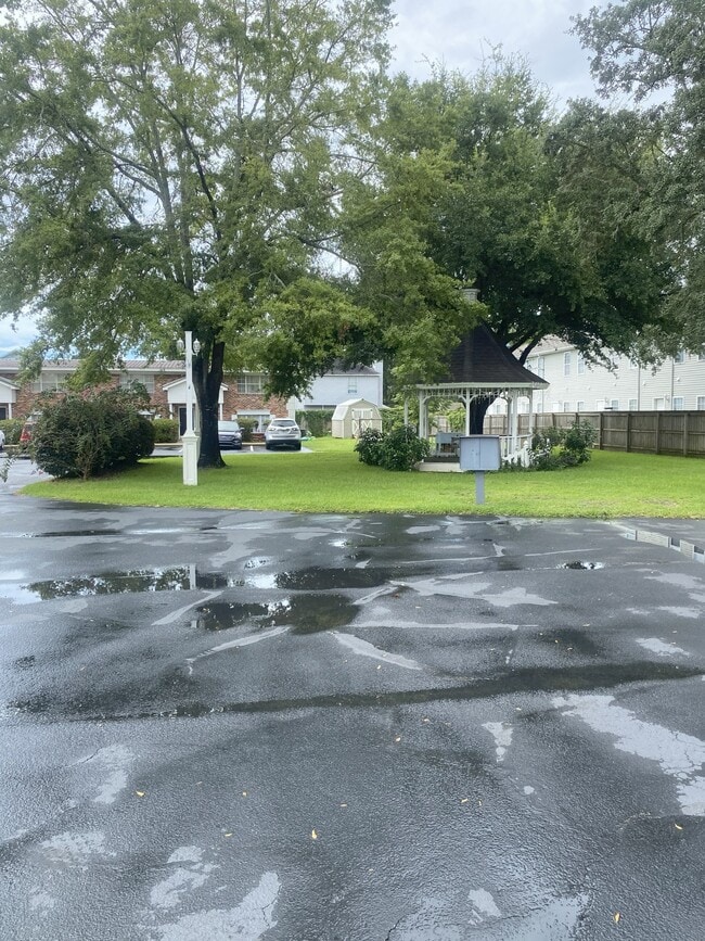 Building Photo - 852 Stonegate Ct