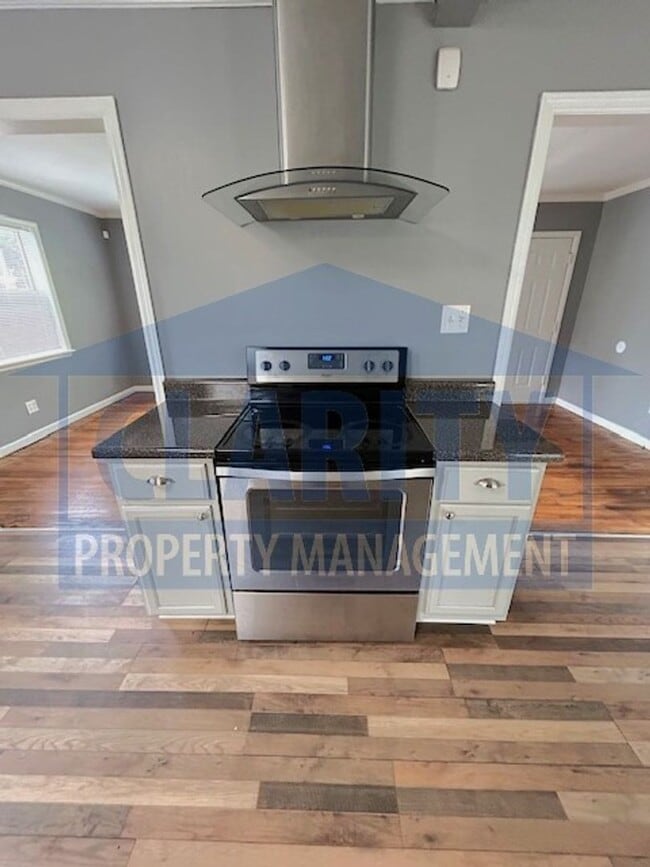 Building Photo - Centrally located 2 bed, two bathroom home!