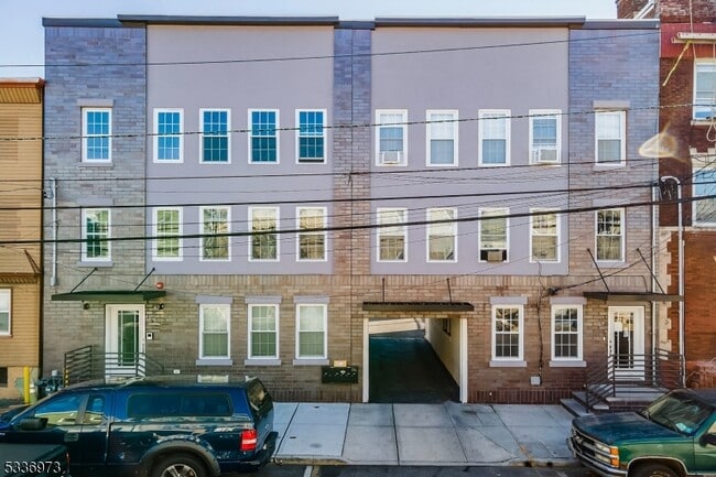 Primary Photo - 17 Cleveland Ave