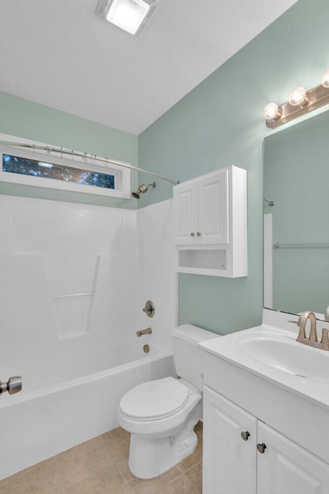 Building Photo - Great location between Wilmington and Jack...