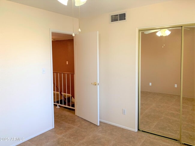 Building Photo - 933 E Lodge Dr