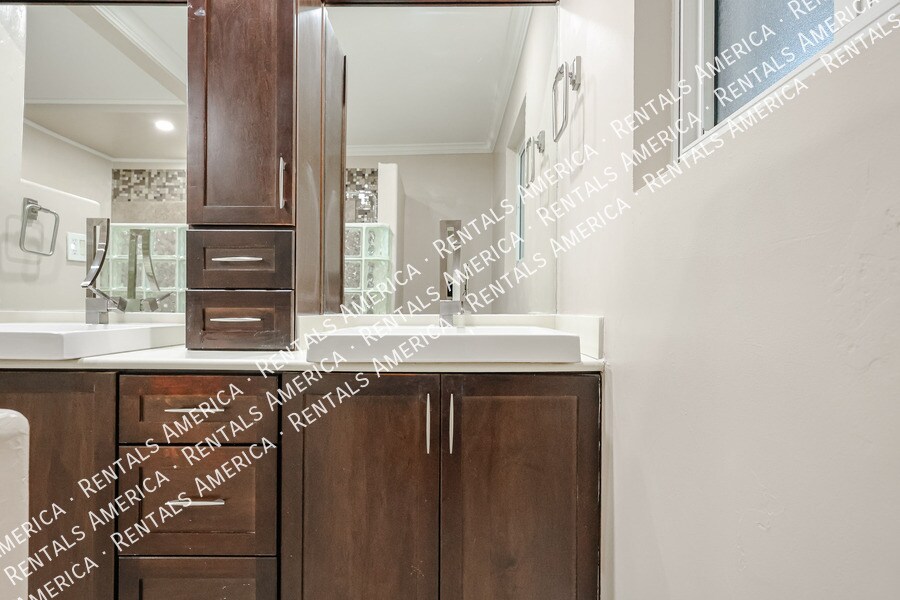 Building Photo - 1424 N Gene Ave