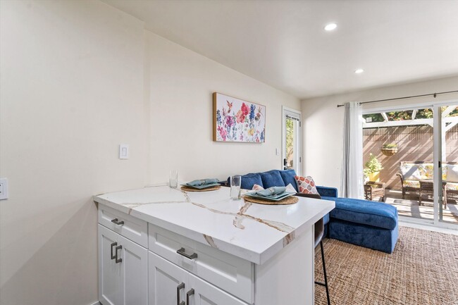 Building Photo - Gorgeous Fully Furnished STUDIO | ALL UTIL...