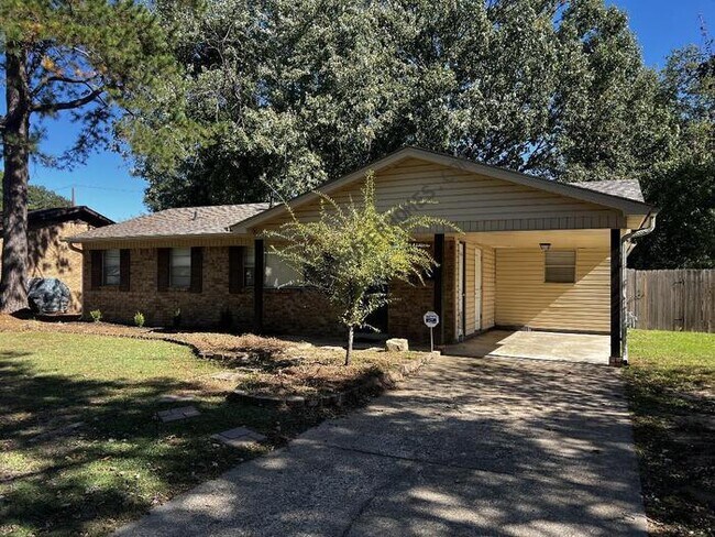 Building Photo - 404 Live Oak Dr