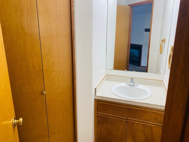 Building Photo - Freshly updated TH unit with private back ...