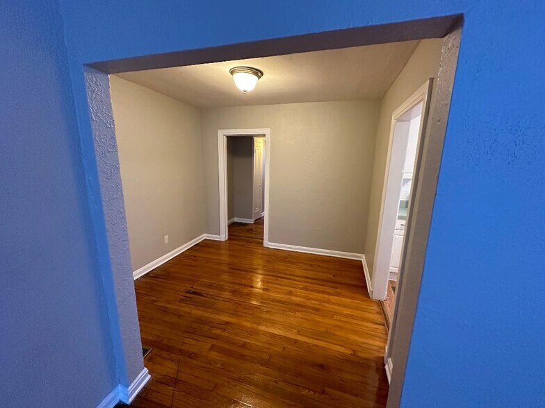 Dining room(Walls are grey,Not blue) - 2743 Riverside Ave