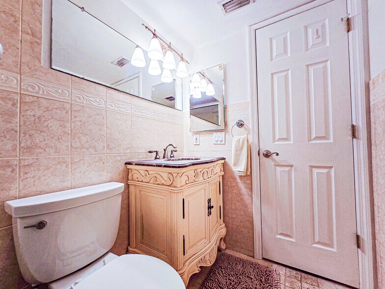 Master bathroom - 1986 Pelican Landing Blvd