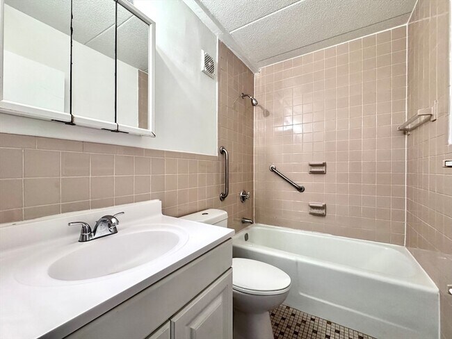 Building Photo - 60 Pleasant St