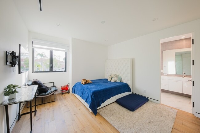 Building Photo - 25879 Chalmers Pl