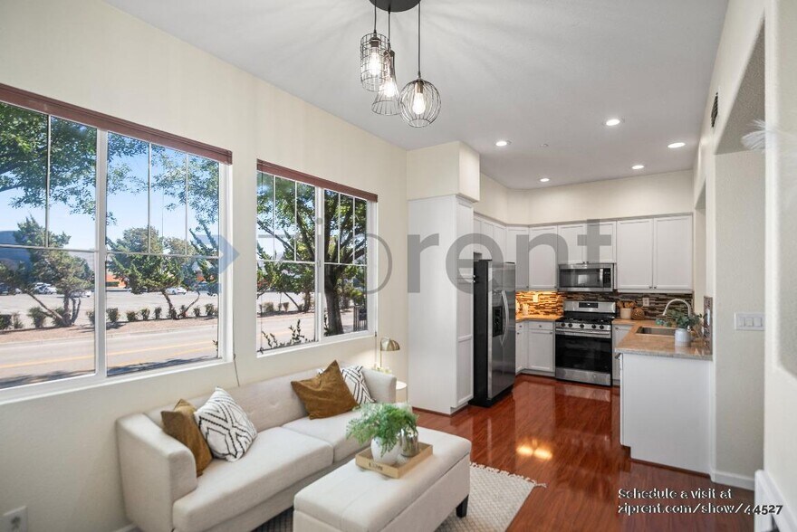 Building Photo - 896 Towne Dr