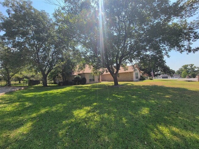 Building Photo - 9621 Monticello Dr