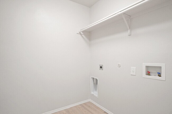 Building Photo - Beautiful Spacious Home