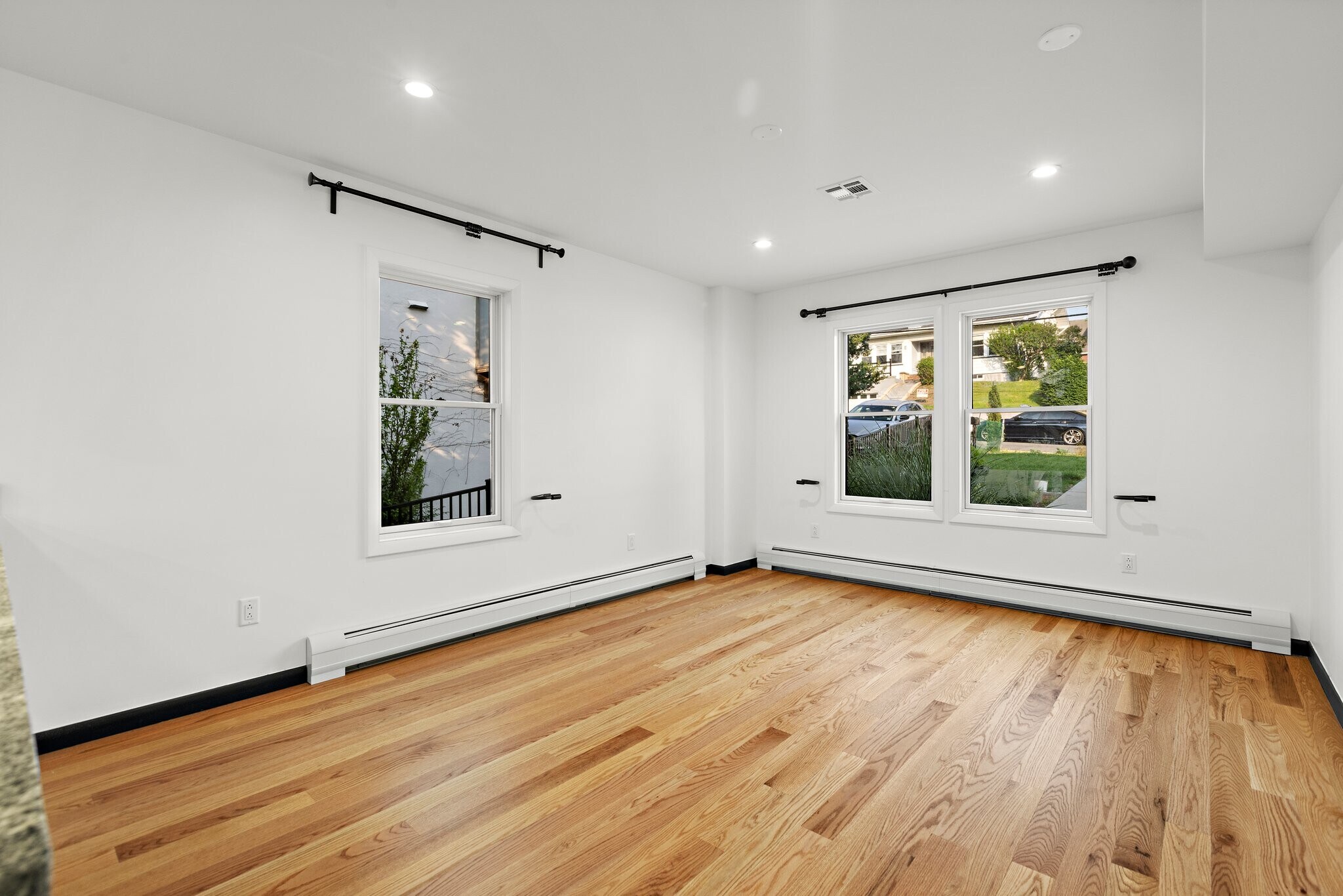 Building Photo - 571 Hillside St