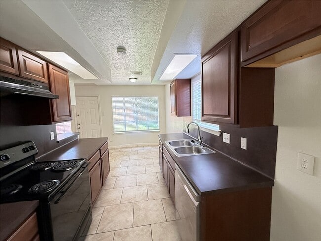 Building Photo - 10715 Sagewillow Ln