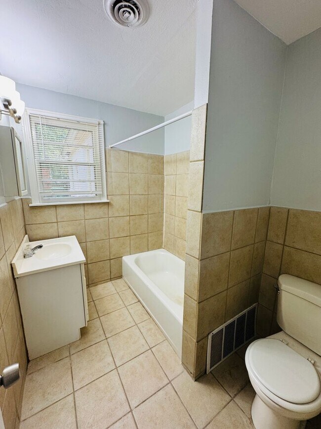 Building Photo - Spacious 3 Bedroom / 2 Bath Home – Designe...