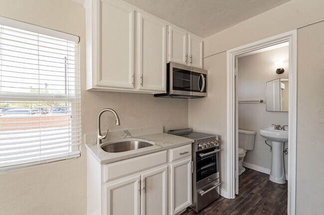 Building Photo - 305-315 N Highland Ave