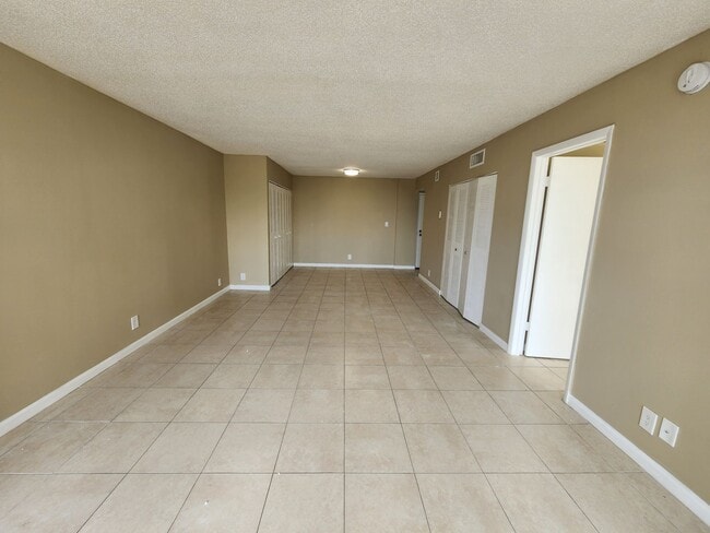 Building Photo - Large Nice and Clean 1BR/1.5BA with Great Layout  in Prime Inverrary Location (Rent includes wate...