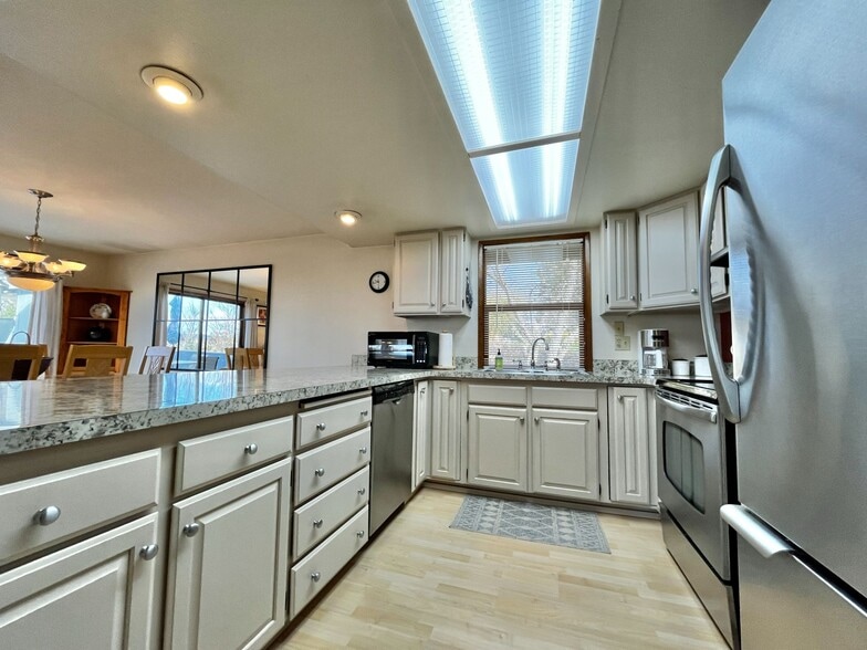 Building Photo - 721 Cherry Ave NE