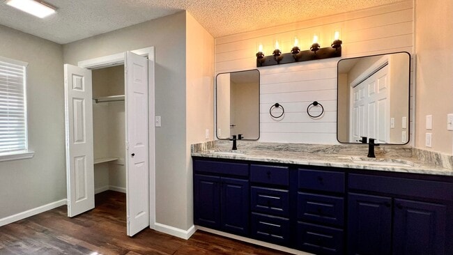 Building Photo - 490 Scott Ln