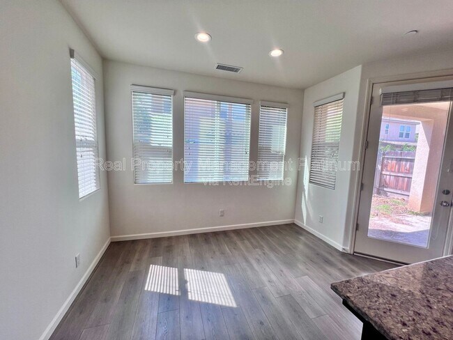 Building Photo - 2560 Daisy Dr