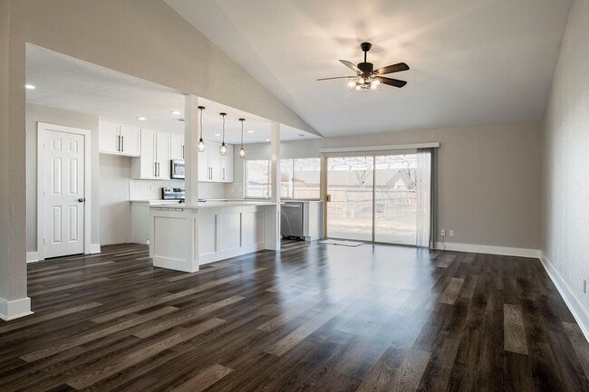 Building Photo - 3-2-2 Beauty Grand Prairie