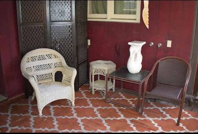 Building Photo - 3 Bedrooms 2 baths Beach House in the City...