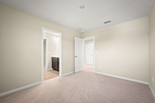 Building Photo - Spacious 4-Bedroom Home with Screened Pati...