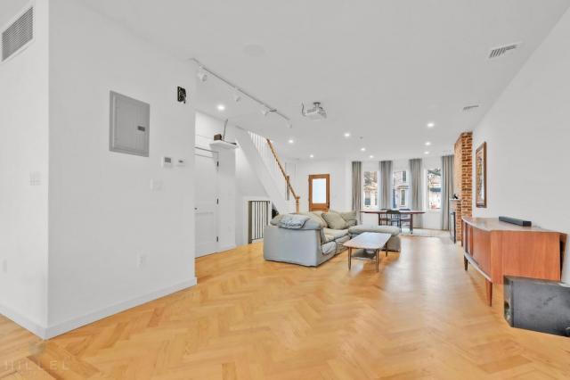 Building Photo - 3 bedroom in Brooklyn NY 11207