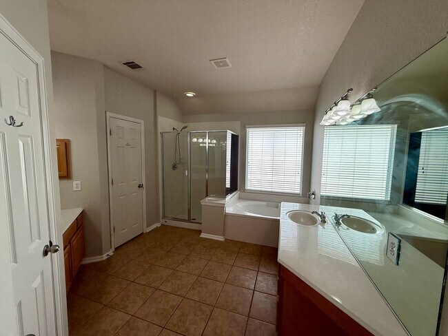 Building Photo - 5 bedroom, 3 bathroom home off TPC Parkway!