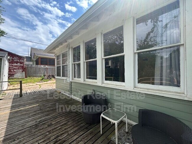 Building Photo - 622 Columbia St