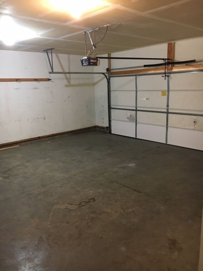 Building Photo - 4 Bedroom 2 Bathroom House - Close to MSU Campus