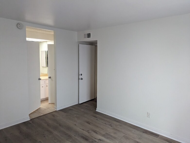 Building Photo - 1046 Canal St