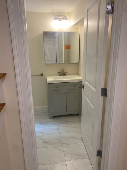 Building Photo - 520 Main St