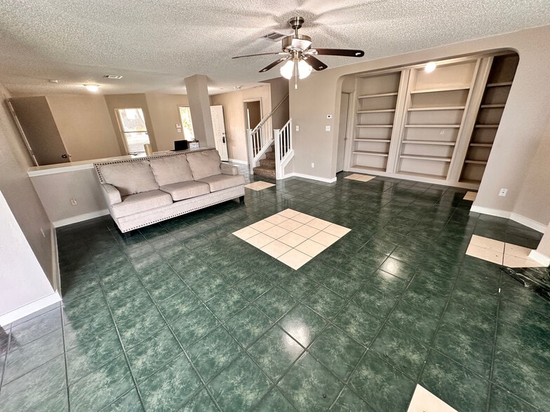 Building Photo - Room in House on Heyerdahl Dr