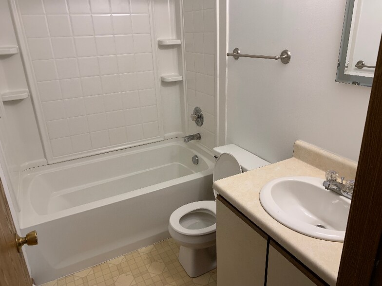 Building Photo - 2903 Hemlock Dr
